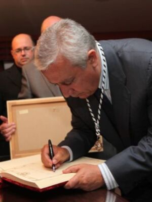 Curro Romero, primera salida pública tras salir del hospital para hacerse hermano del cachorro junto a Carmen Tello y Cayetana de Alba