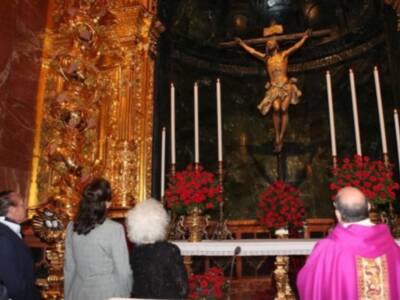 Curro Romero, primera salida pública tras salir del hospital para hacerse hermano del cachorro junto a Carmen Tello y Cayetana de Alba
