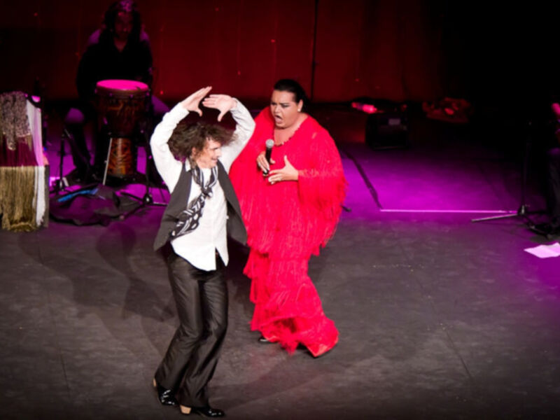 Falete emociona al público en el Teatro Quintero rodeado de amigos y admiradores