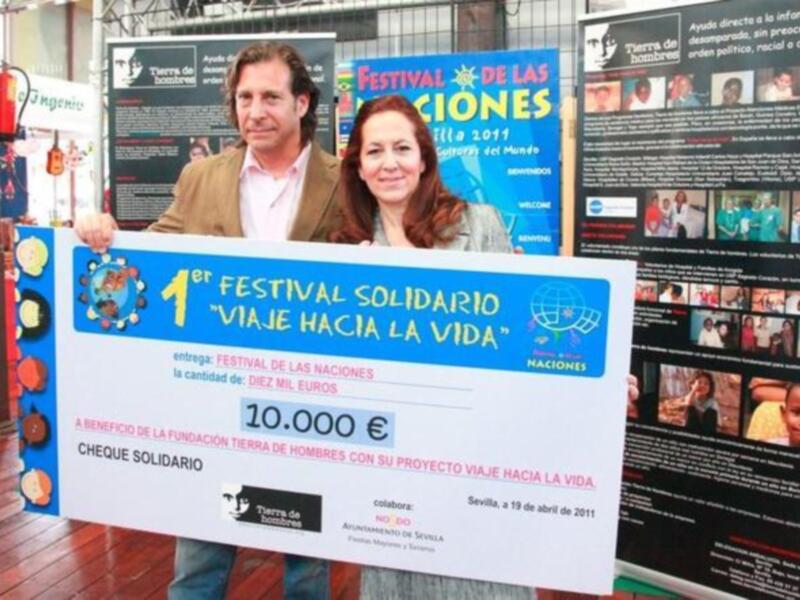 El festival solidario entrega a la ONG tierra de hombres un talón con un importe de 10.000 euros  