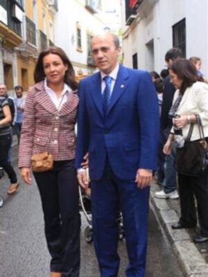 José María del Nido y Laura Marcos disfrutaron de la semana santa sevillana junto a sus hijos menores