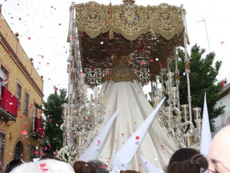 La Duquesa de Alba disfruta de la semana santa de Sevilla a pie de calle, como una sevillana más