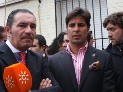 Fran Rivera comienza a vivir la semana santa de Sevilla con su escudo de cofrade en la solapa 