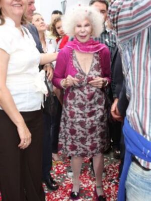 La Duquesa de Alba disfruta de la semana santa de Sevilla a pie de calle, como una sevillana más