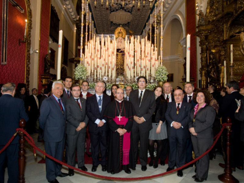El Obispo auxiliar entregó el Bastón de Mando del Colegio de Abogados a su Patrona La Inmaculada.