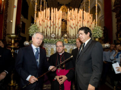 El Obispo auxiliar entregó el Bastón de Mando del Colegio de Abogados a su Patrona La Inmaculada.