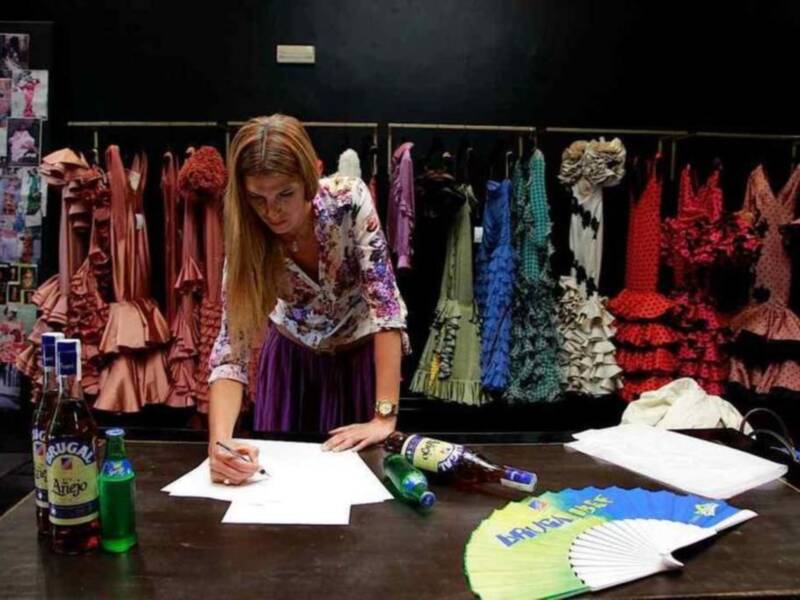 Laura Sánchez crea una colección de vestidos de inspiración flamenca para Ron Brugal con Sprite