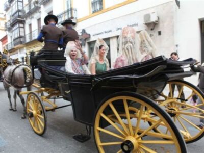 La Duquesa de Alba, con mantilla, madrina de la exhibición de enganches  