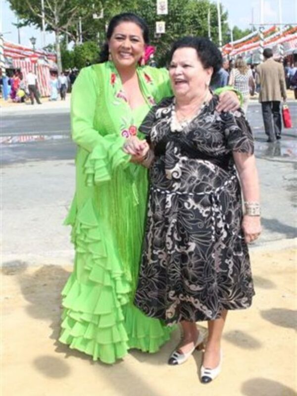 María del Monte disfruta en familia y César Cadaval también con sus hijos a caballo
