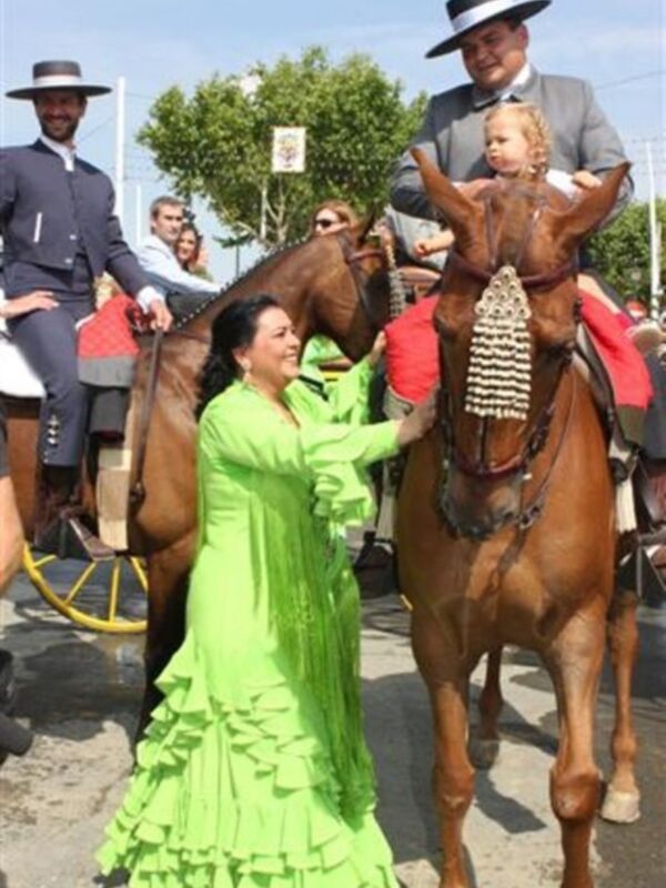 María del Monte disfruta en familia y César Cadaval también con sus hijos a caballo