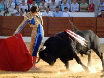 Los tres toreros a hombros en la segunda de Osuna