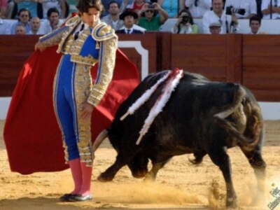 Los tres toreros a hombros en la segunda de Osuna