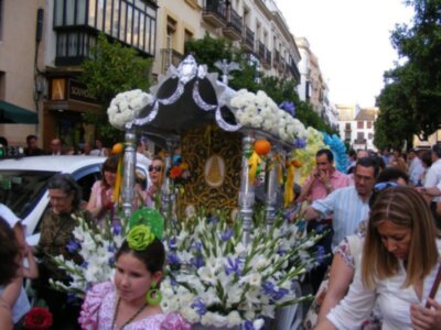 La esencia rociera de Gines inundó Sevilla con la presentación del cartel y el recorrido de las Carretas Chicas por el centro