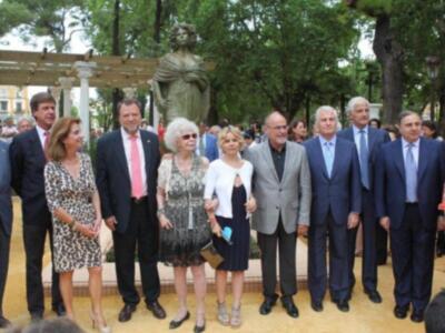 La duquesa de Alba inaugura su estatua en Sevilla rodeada de todos sus hijos menos Jacobo