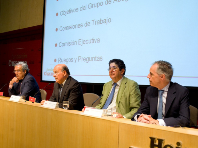 Presentación en un evento de trabajo y discusión con objetivos, comisiones de trabajo, ejecutiva y preguntas.