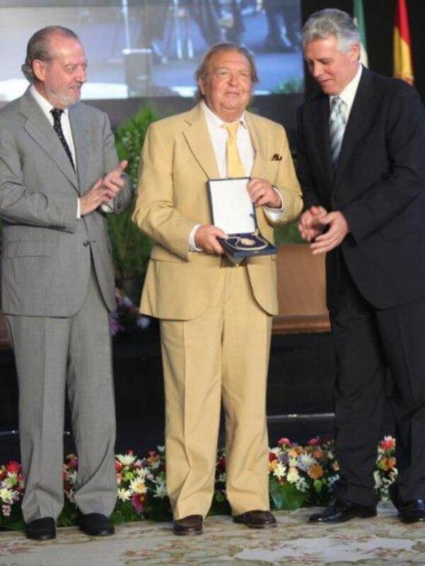 Eva González recibió la medalla de oro de Sevilla junto a Morante de la puebla