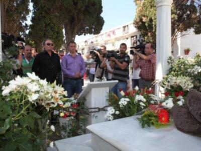 Amador Mohedano llevo flores para Rocío Jurado en el V aniversario de su fallecimiento