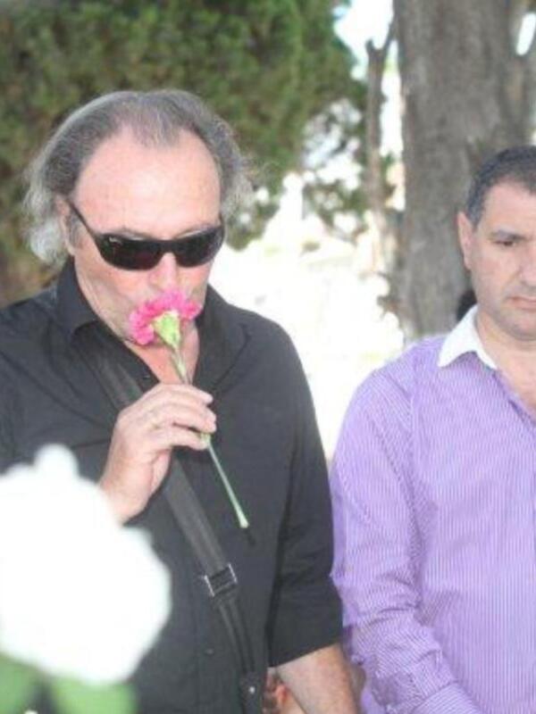 Amador Mohedano llevo flores para Rocío Jurado en el V aniversario de su fallecimiento