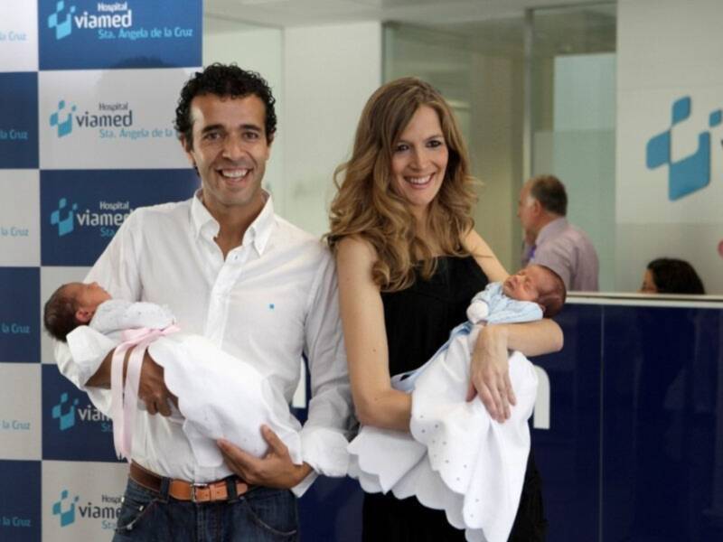 Noelia y Víctor Puerto posan felices con sus mellizos