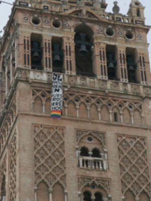 La bandera arcoiris toma los monumentos de Sevilla
