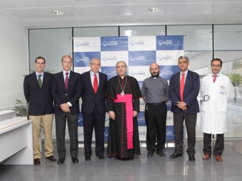 El arzobispo de Sevilla visita el hospital Viamed  Santa Ángela de la cruz 