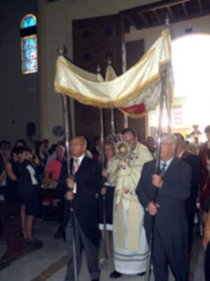 Solemne Procesión Eucarística, por las calles de la barriada Sevillana del Cerro del Águila&#8207;
