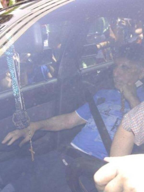 Ortega Cano dado de alta mucho más delgado, pelo corto canoso, agradecido y con un rosario 