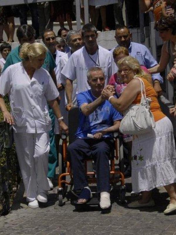 Ortega Cano dado de alta mucho más delgado, pelo corto canoso, agradecido y con un rosario 