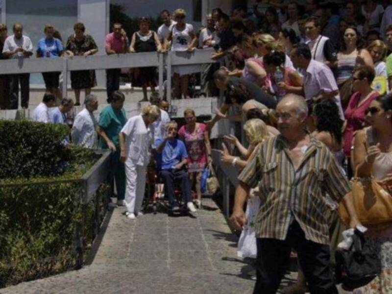 Ortega Cano dado de alta mucho más delgado, pelo corto canoso, agradecido y con un rosario 