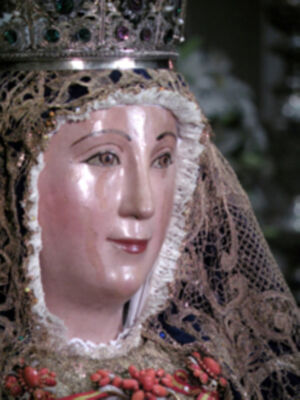 Sevilla se rinde a sus pies. (Reina de los Reyes)