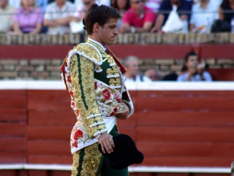 El Juli toreó con la 'cabeza abierta' en Huelva y slio a hombros