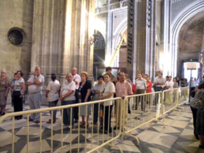 Sevilla se rinde a sus pies. (Reina de los Reyes)