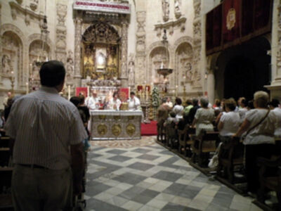 Sevilla se rinde a sus pies. (Reina de los Reyes)