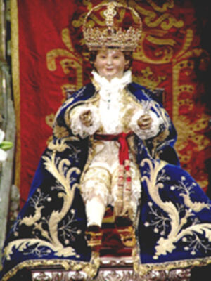 Sevilla se rinde a sus pies. (Reina de los Reyes)