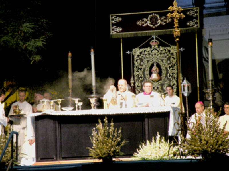 Eucaristía presidida, por el arzobispo y el obispo auxiliar de Sevilla en la Plaza del Triunfo de la capital Hispalense