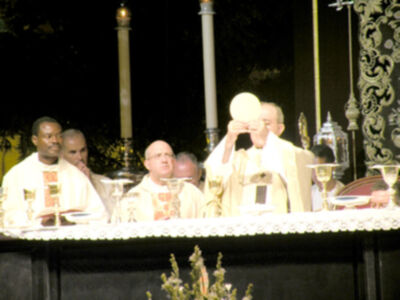 Eucaristía presidida, por el arzobispo y el obispo auxiliar de Sevilla en la Plaza del Triunfo de la capital Hispalense