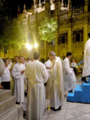 Eucaristía presidida, por el arzobispo y el obispo auxiliar de Sevilla en la Plaza del Triunfo de la capital Hispalense