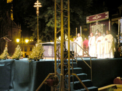 Eucaristía presidida, por el arzobispo y el obispo auxiliar de Sevilla en la Plaza del Triunfo de la capital Hispalense