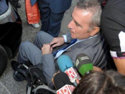 Ortega Cano reaparecio para declarar ante el juez sereno, vestido de chaqueta y corbata , convaleciente y en silla de ruedas junto a su hijo Jose Fernando