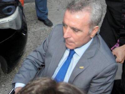 Ortega Cano reaparecio para declarar ante el juez  sereno, vestido de chaqueta y corbata , convaleciente y en silla de ruedas junto a su hijo Jose Fernando  