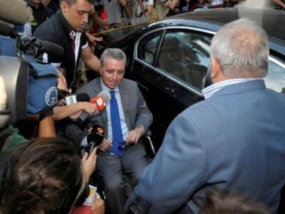 Ortega Cano reaparecio para declarar ante el juez  sereno, vestido de chaqueta y corbata , convaleciente y en silla de ruedas junto a su hijo Jose Fernando  