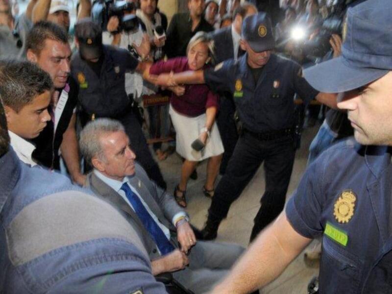 Ortega Cano reaparecio para declarar ante el juez sereno, vestido de chaqueta y corbata , convaleciente y en silla de ruedas junto a su hijo Jose Fernando