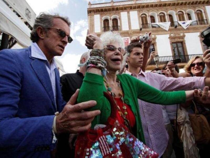 La Duquesa De Alba  se casa 5 octubre  a la una de la tarde 