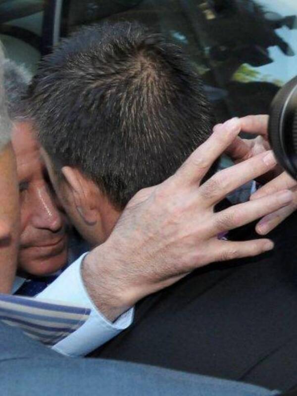 Ortega Cano reaparecio para declarar ante el juez sereno, vestido de chaqueta y corbata , convaleciente y en silla de ruedas junto a su hijo Jose Fernando