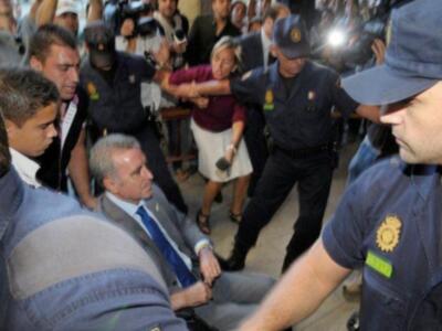 Ortega Cano reaparecio para declarar ante el juez  sereno, vestido de chaqueta y corbata , convaleciente y en silla de ruedas junto a su hijo Jose Fernando  
