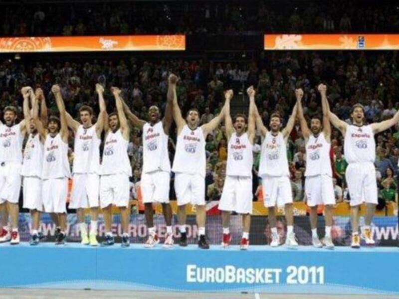 El príncipe Felipe felicita a la selección española de baloncesto en el vestuario tras quedar campeones de Europa por segunda vez consecutiva