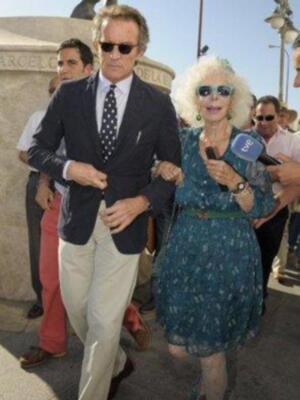 La Duquesa de Alba por primera vez en Sevilla con Alfonso Diez tras dar la noticia de su boda