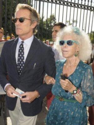 La Duquesa de Alba por primera vez en Sevilla con Alfonso Diez tras dar la noticia de su boda