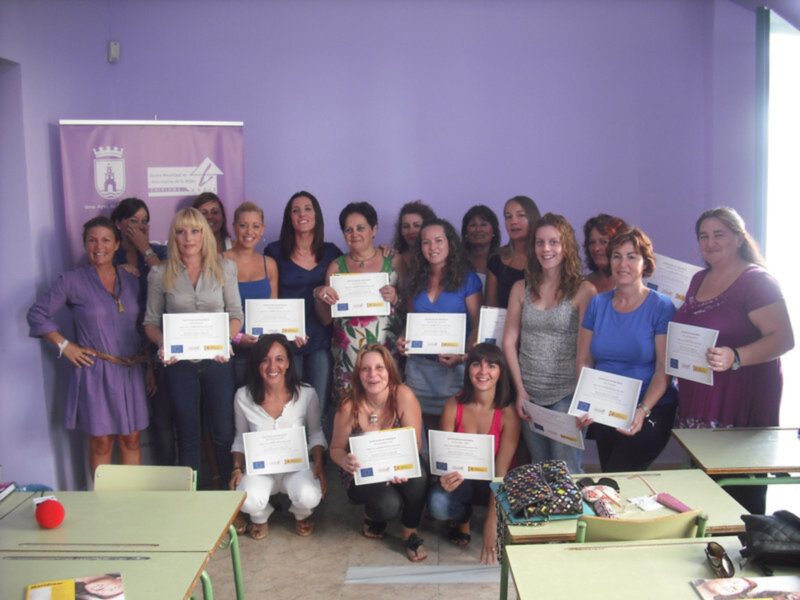 Quince mujeres reciben los diplomas por su participación en un curso de ayuda a domicilio(Chipiona)