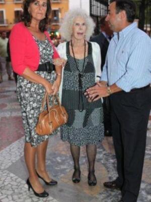 Duquesa de Alba y Carmen Tello en la misa del funeral de la madre de Julio Aparicio